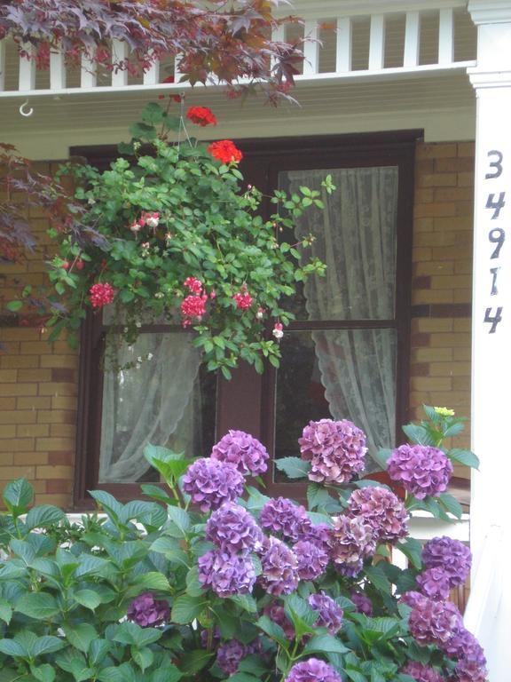 Clayburn Village Bed And Breakfast Abbotsford Exterior photo