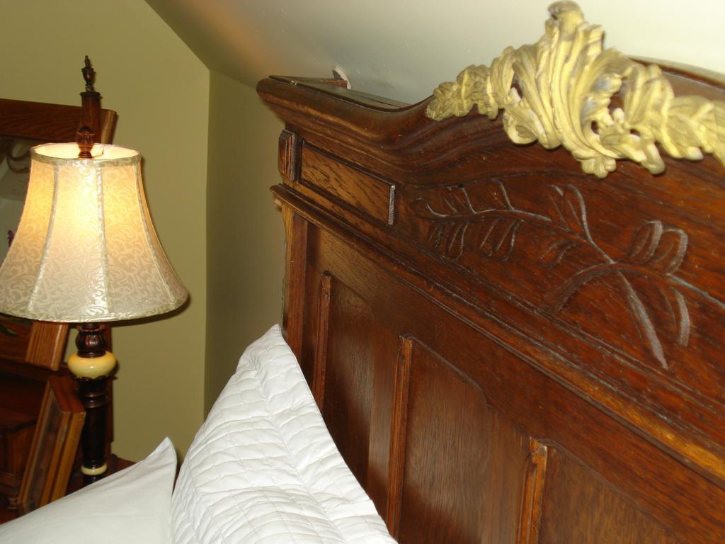 Clayburn Village Bed And Breakfast Abbotsford Room photo