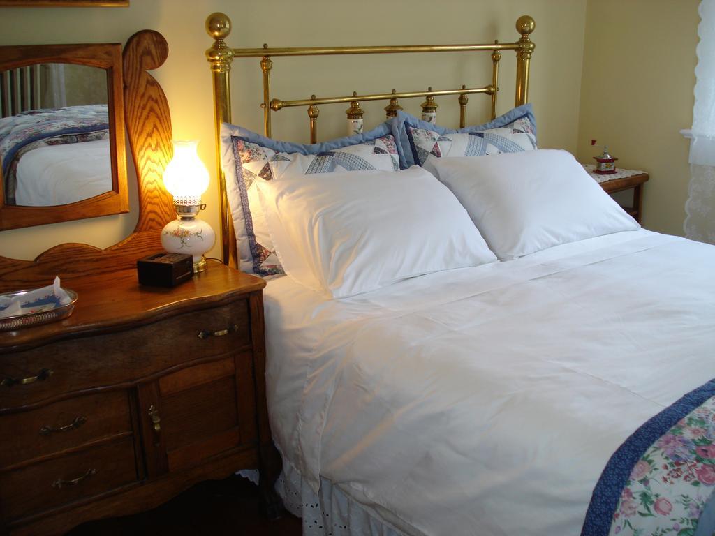 Clayburn Village Bed And Breakfast Abbotsford Room photo