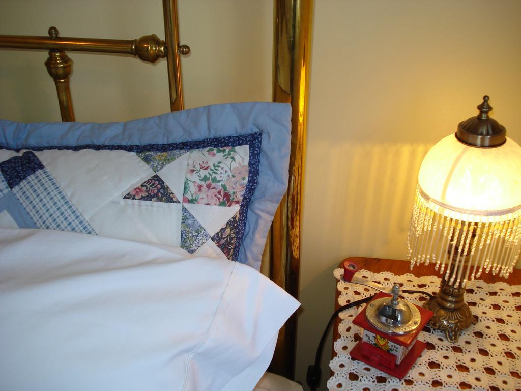 Clayburn Village Bed And Breakfast Abbotsford Room photo