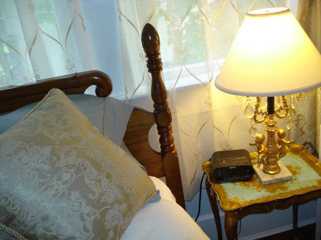 Clayburn Village Bed And Breakfast Abbotsford Room photo