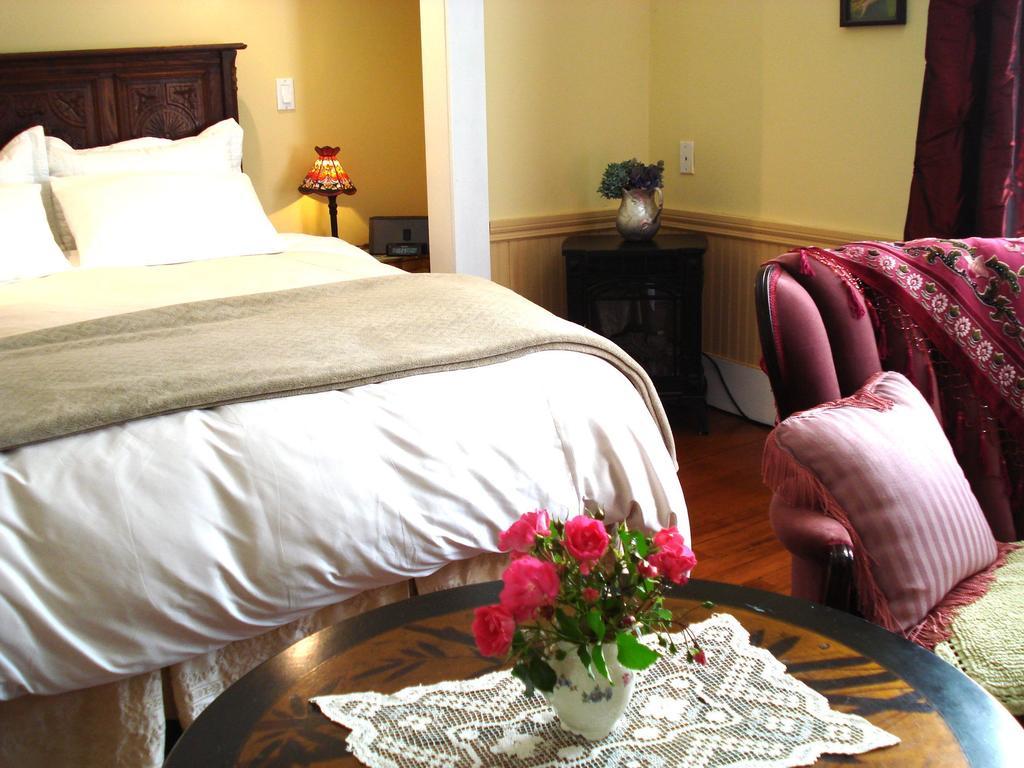 Clayburn Village Bed And Breakfast Abbotsford Room photo