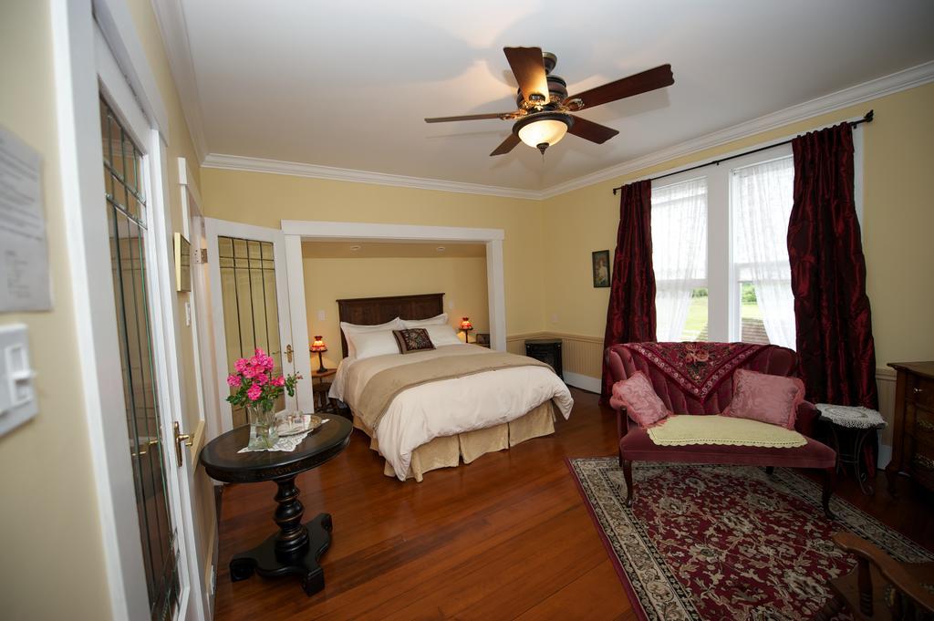 Clayburn Village Bed And Breakfast Abbotsford Room photo