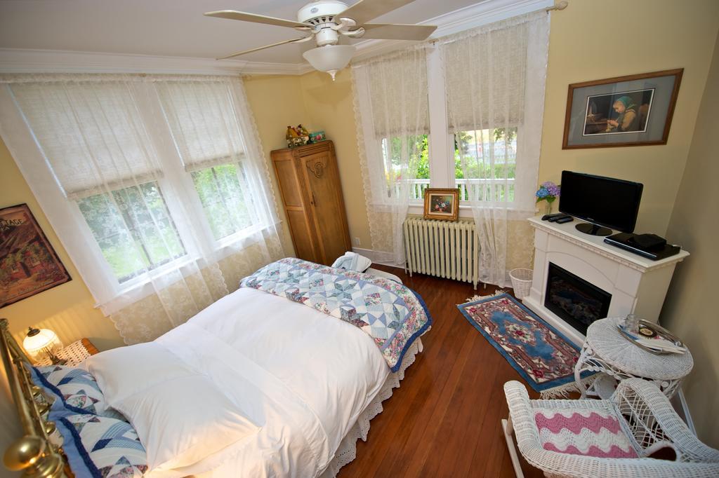 Clayburn Village Bed And Breakfast Abbotsford Room photo