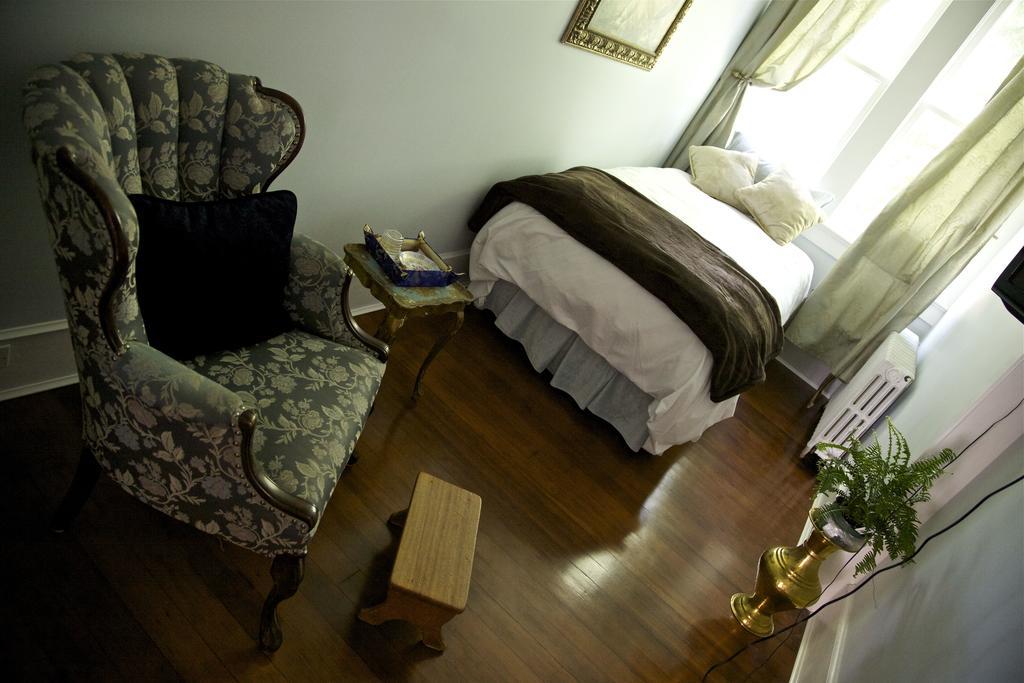 Clayburn Village Bed And Breakfast Abbotsford Room photo