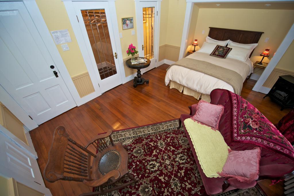 Clayburn Village Bed And Breakfast Abbotsford Room photo