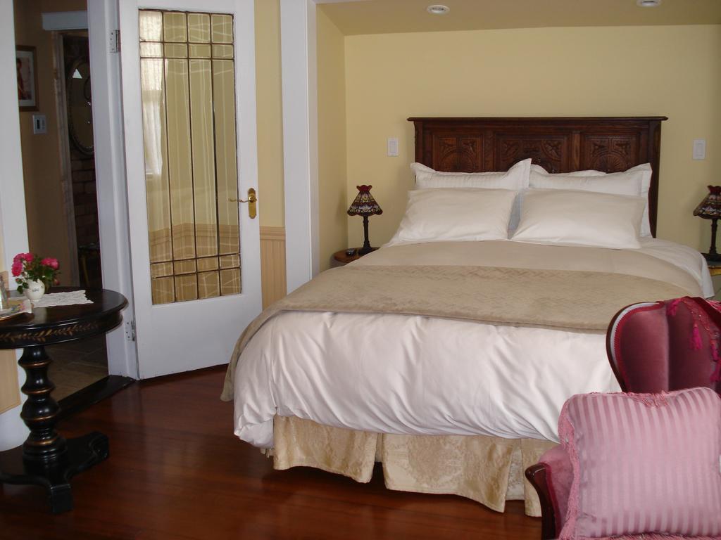 Clayburn Village Bed And Breakfast Abbotsford Room photo